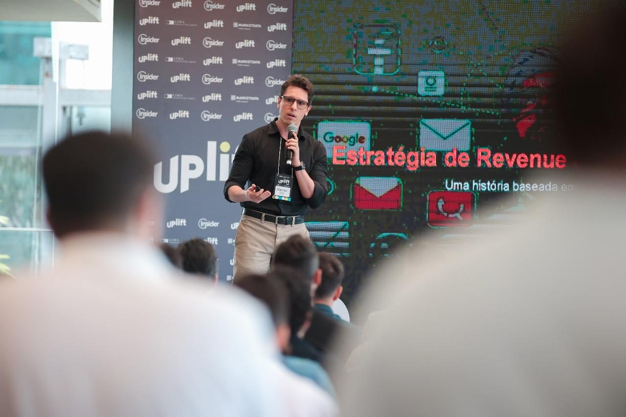 Marcos Caringi palestrando para a plateia no Uplift